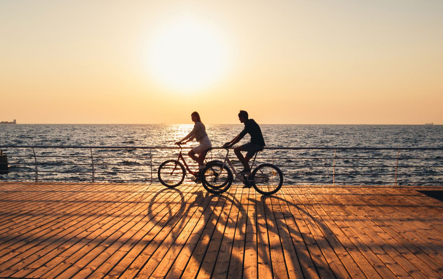 Radfahrer im Sonnenaufgang