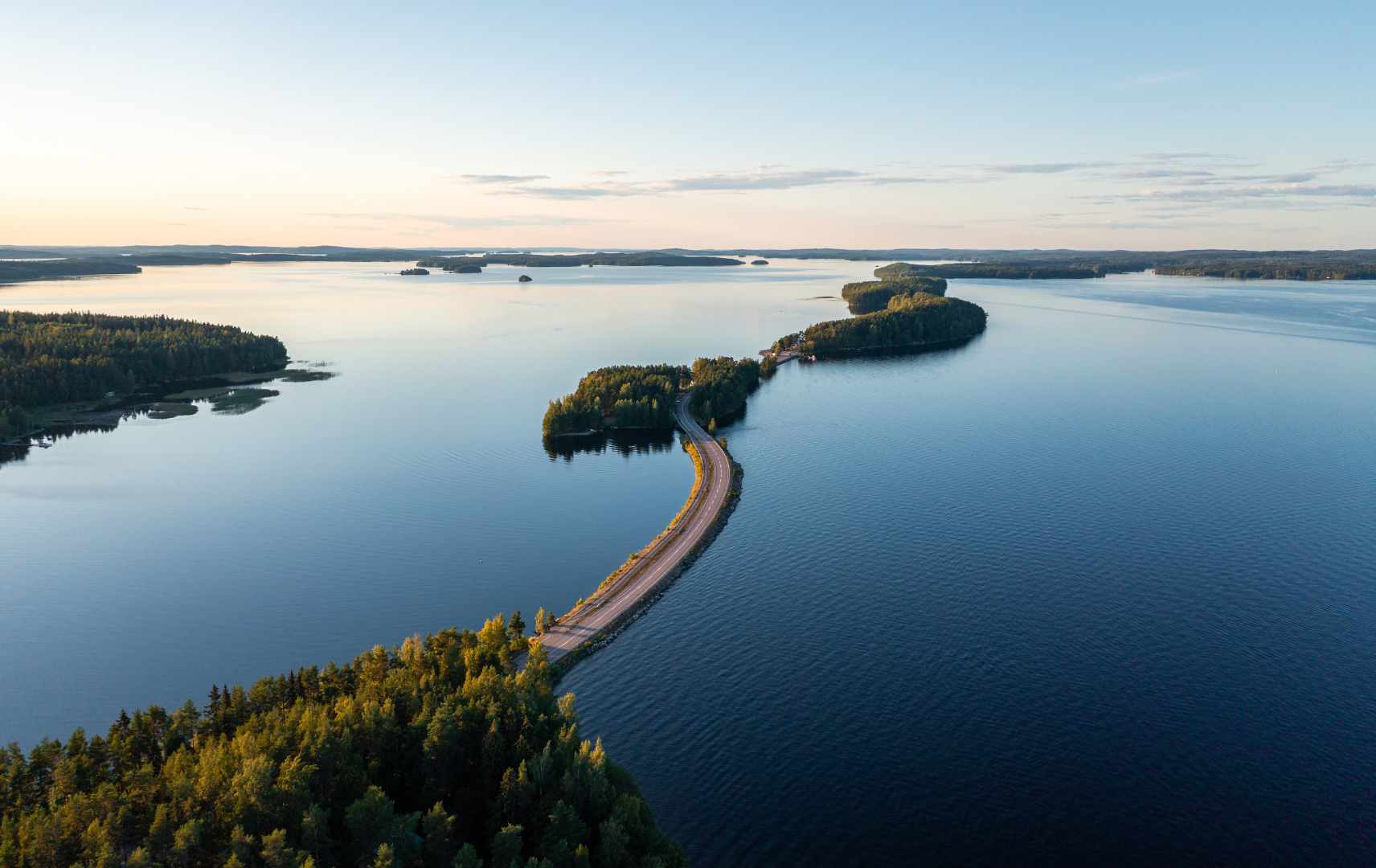 Pulkkilanharju Ridge Road und ruhiger Päijänne See im Sommer, Finnland