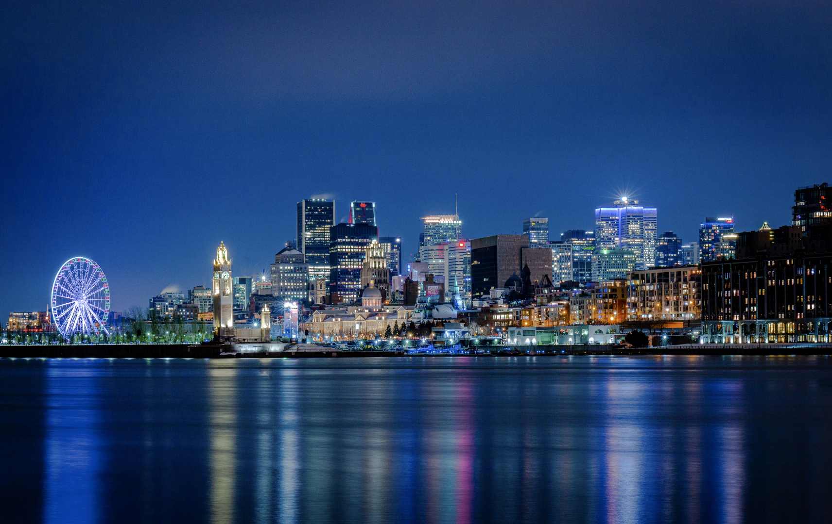 Blick auf die Innenstadt und den alten Hafen von Montreal bei Nacht