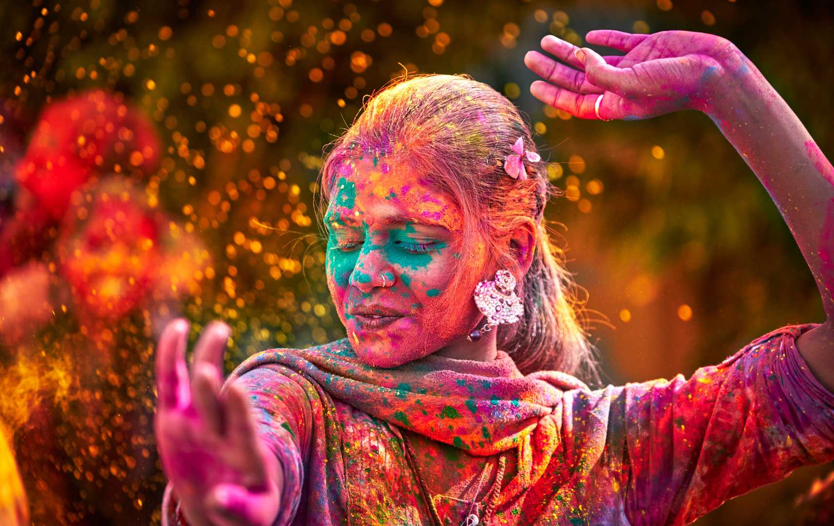 Frau tanzt auf dem Holi Festival