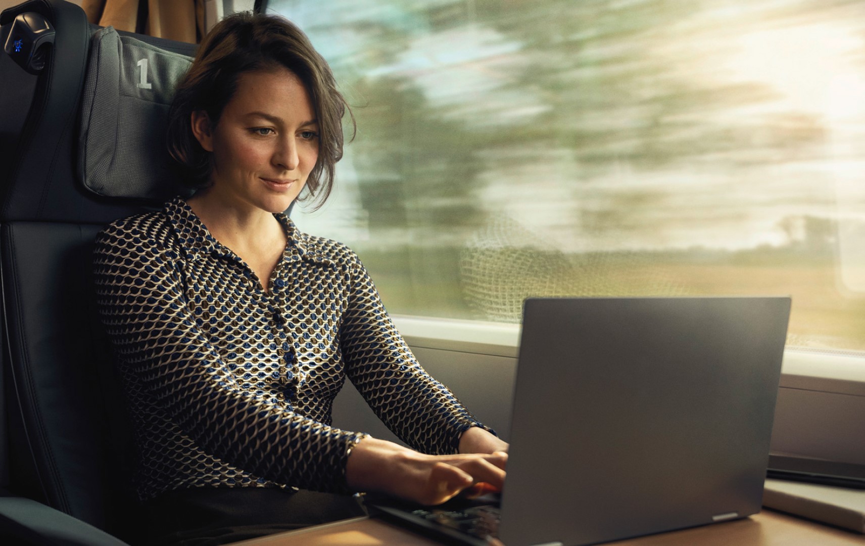 Deutsche Bahn Geschäftsfrau arbeitet im ICE am Laptop