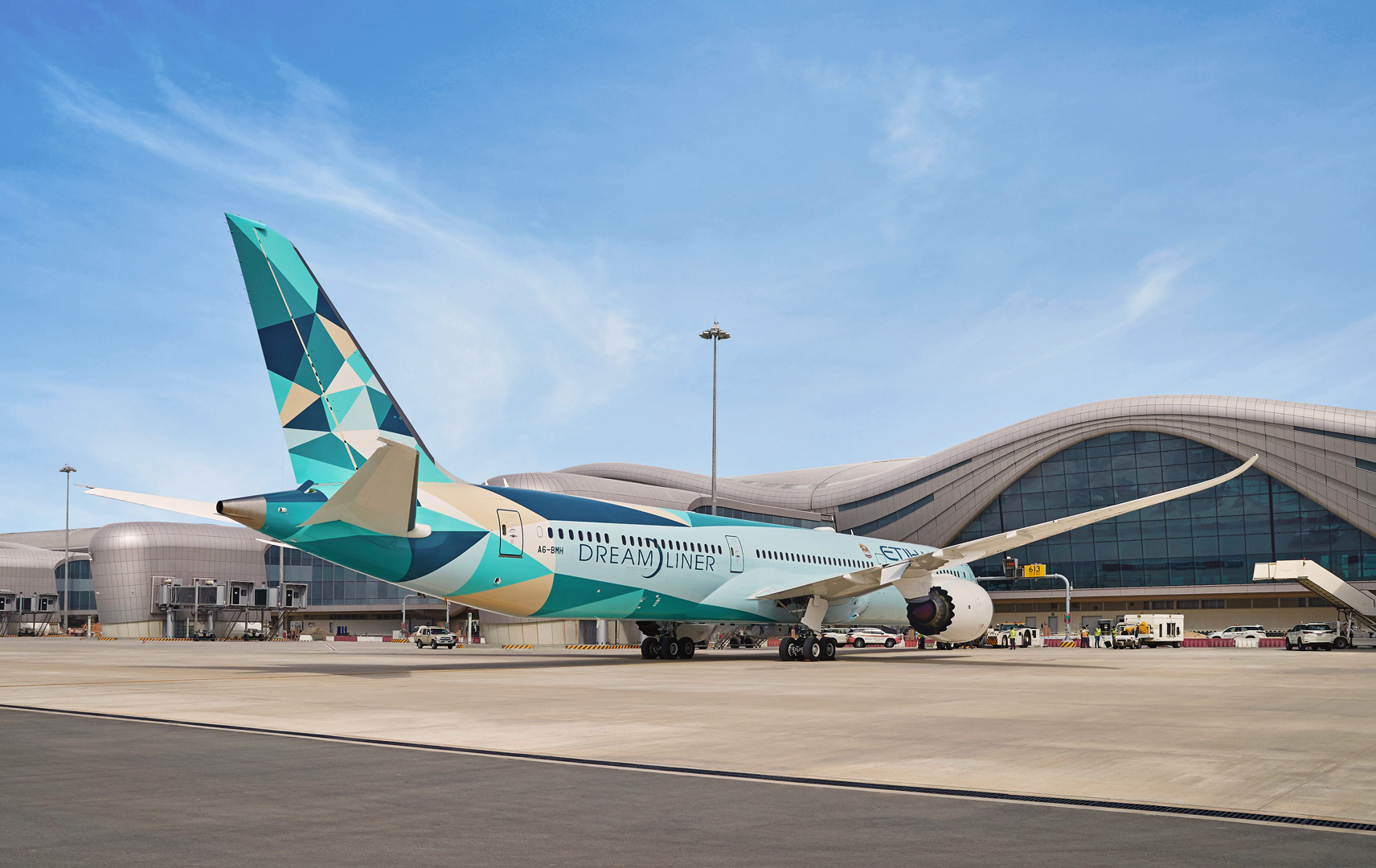 Etihad Dreamliner am neuen Terminal A Abu Dhabi International Airport