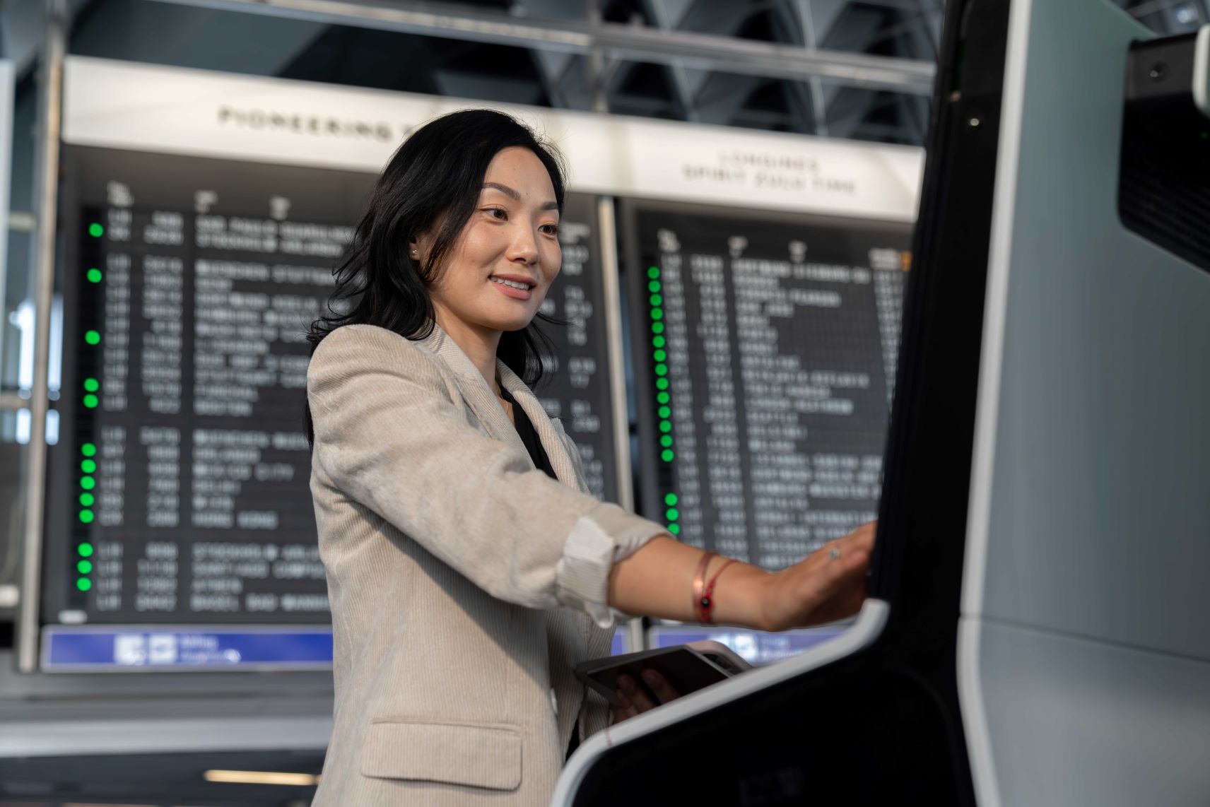 Biometrische Prozesse am Flughafen Frankfurt - Frau testet Gesichtserkennung
