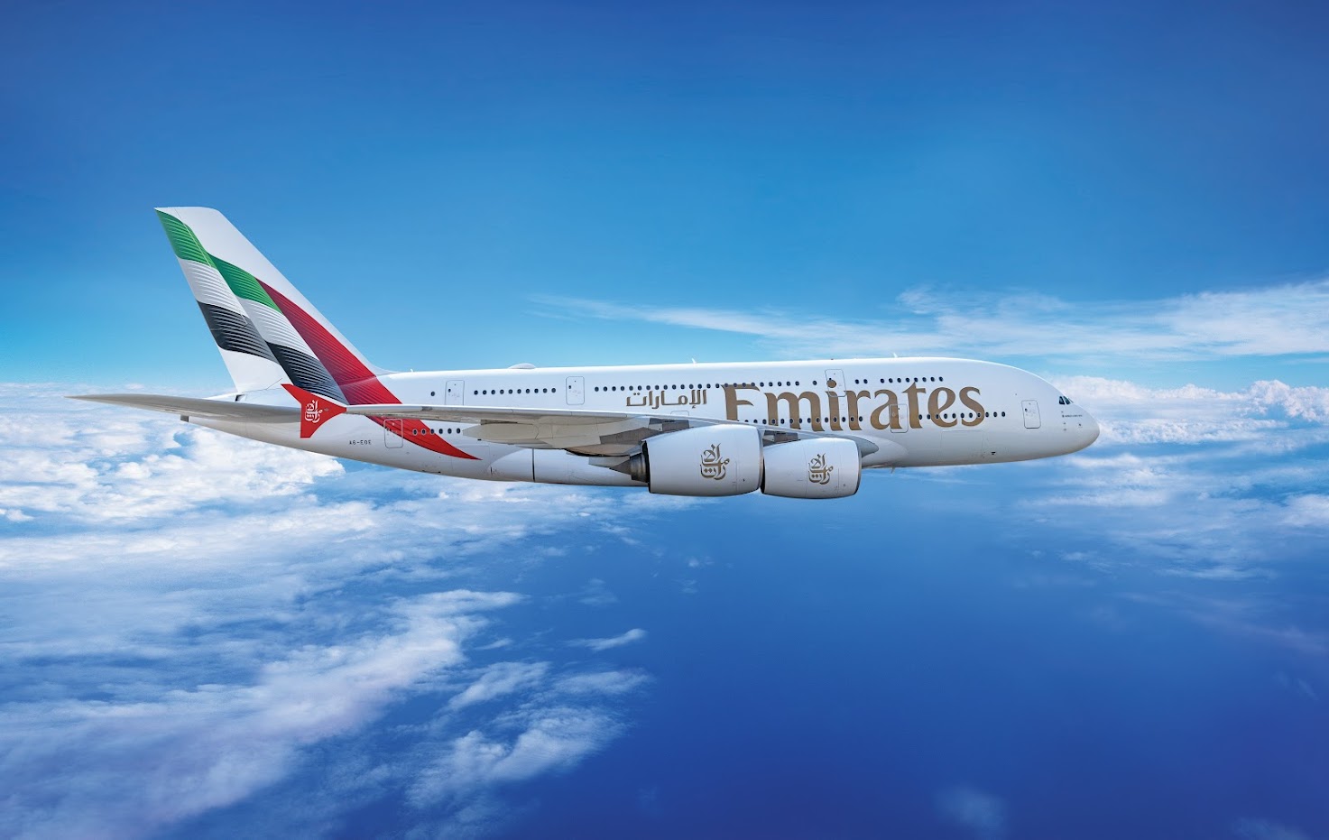 Emirates Flugzeug über den Wolken