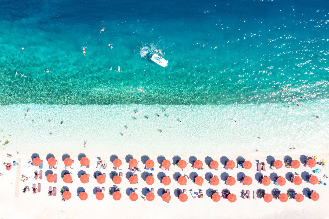 Weißer Strand und blaues Meer in Griechenland von oben