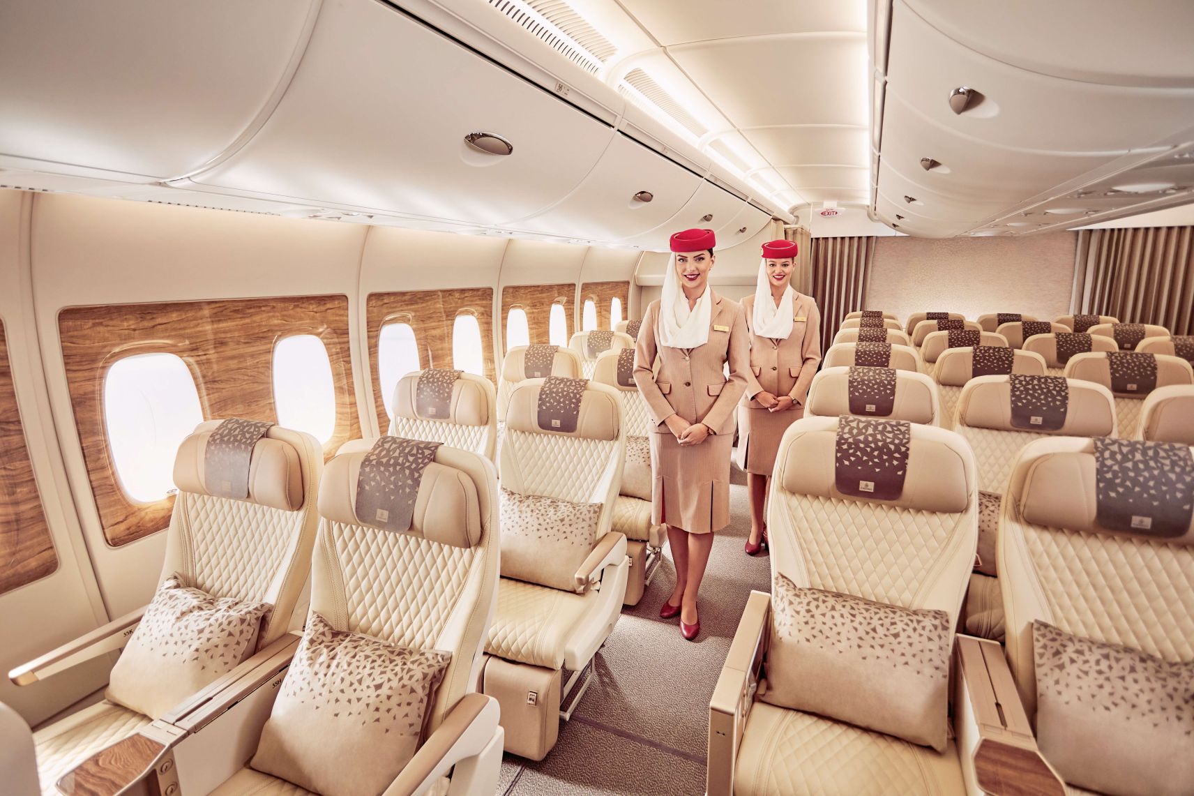 Stewardessen von Emirates an Bord der neuen Premium Economy