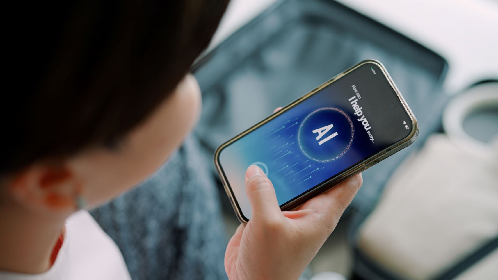 Frau schaut auf ihr Smartphone und nutzt AI App